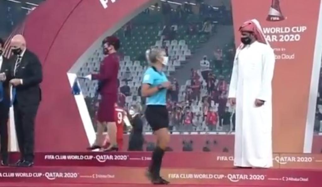 Jeque de Qatar causa polémica tras negar saludo a mujer árbitro en Mundial de Clubes