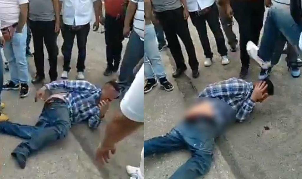 Taxistas someten a presunto asaltante en Ecatepec; la Policía lo dejó ir