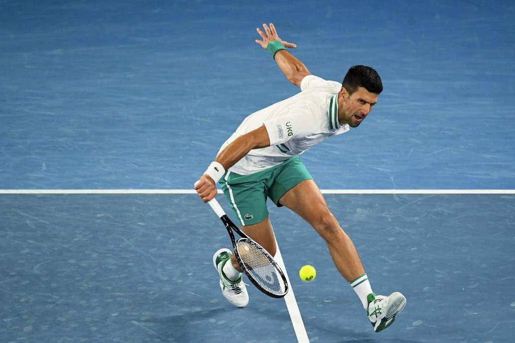 Djokovic sigue 'de pie' en Australia pese a lesión