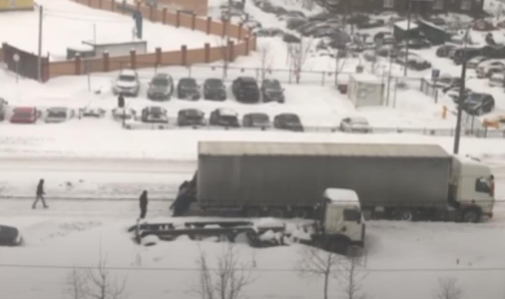 Testigos unen fuerzas y empujan a un camión que quedó atorado entre la nieve