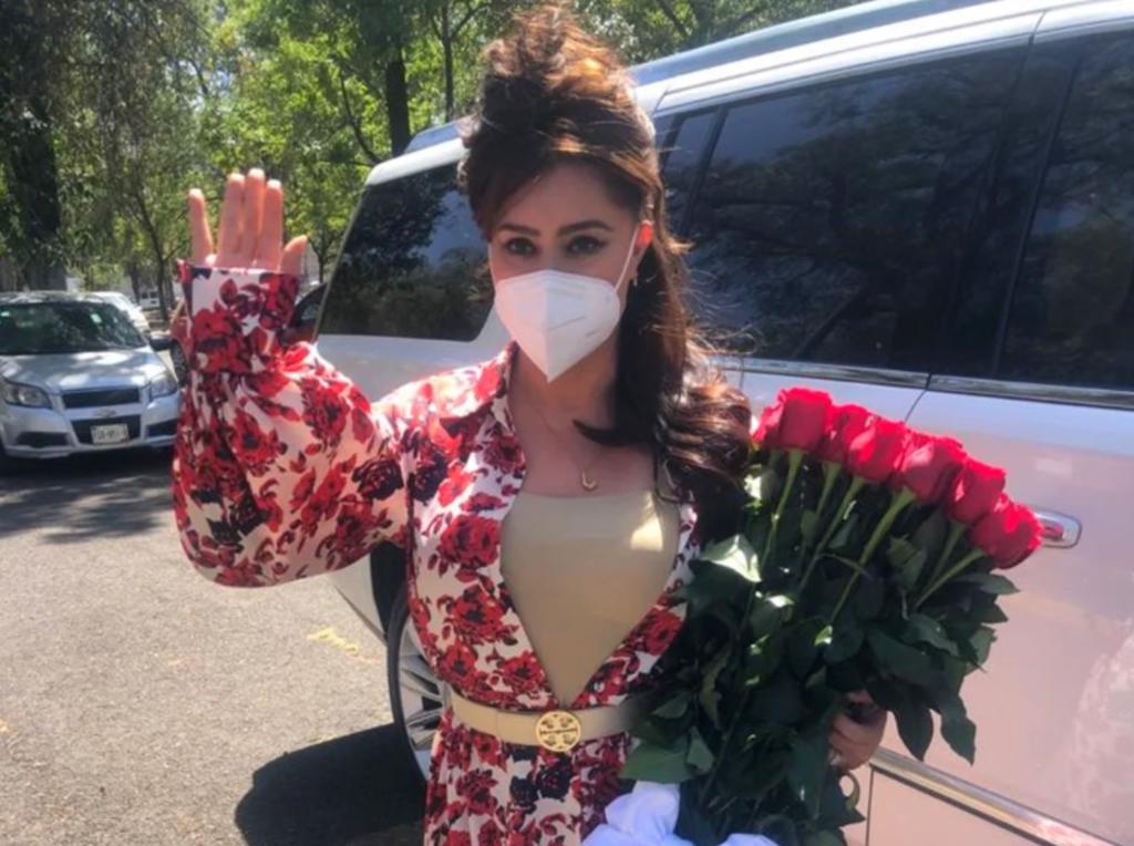 Yadhira Carrillo le lleva flores a Collado a prisión
