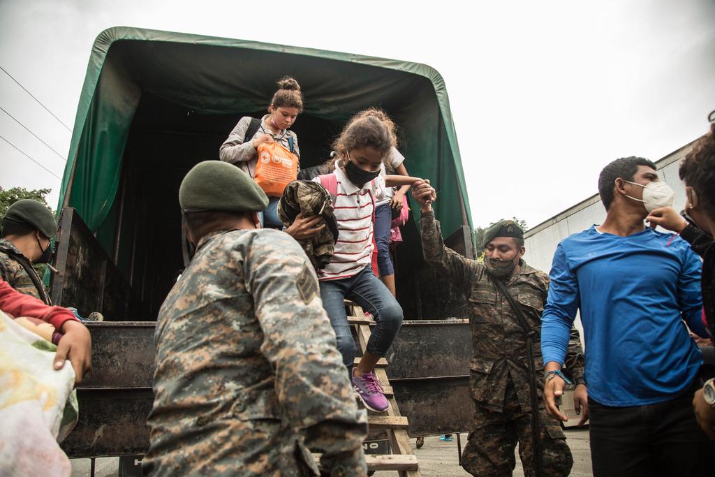 Rescatan a migrantes centroamericanos de un camión en Galeana, Nuevo León