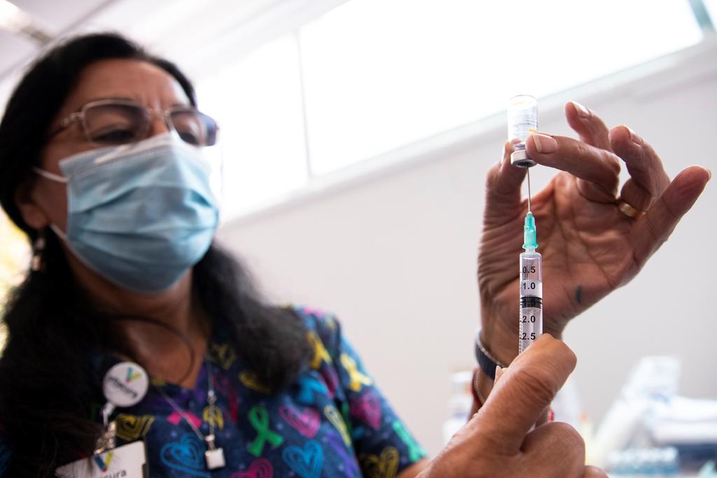 Roza Chile los 2 millones de vacunados; segunda ola remite