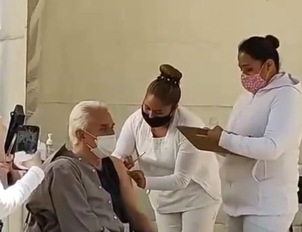 Enrique Guzmán recibe la vacuna contra el COVID-19 en México