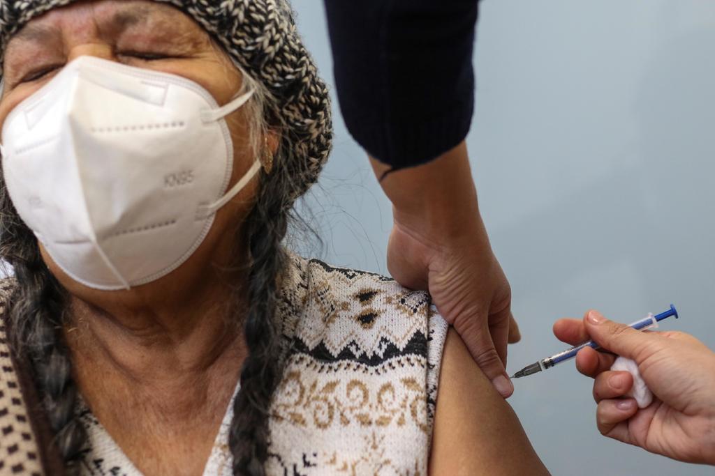 En primer día, aplican más de 30 mil vacunas a adultos mayores en CDMX