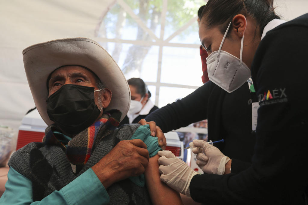 Vacunación masiva en México inicia con fallas y desorden