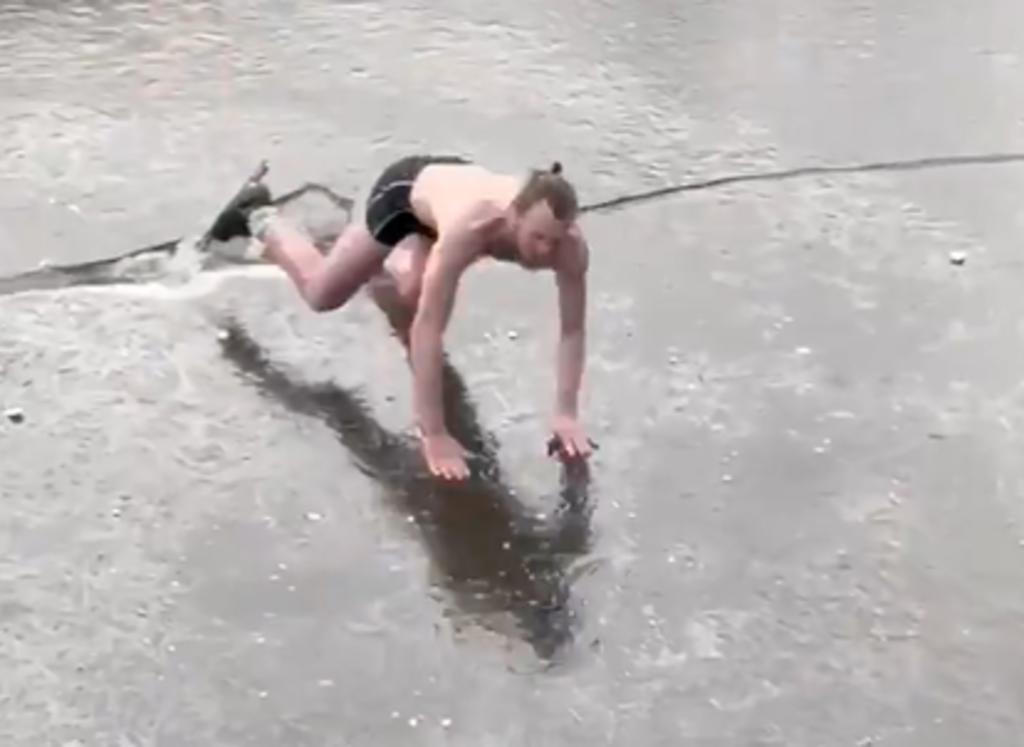 Hombre patina sobre los canales congelados de Ámsterdam y termina cayendo al agua helada