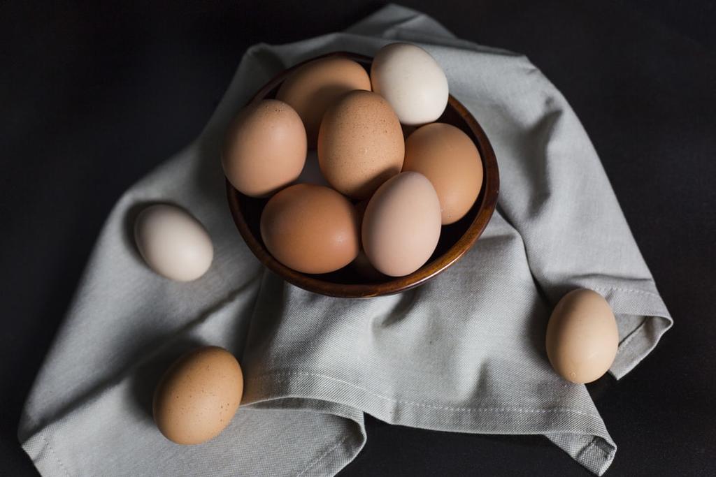¿Cuál es la manera correcta de limpiar y conservar los huevos?