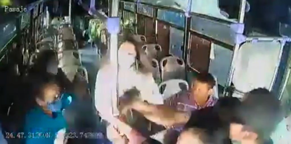 Video: Hombre apuñala a su esposa en pleno camión en Culiacán