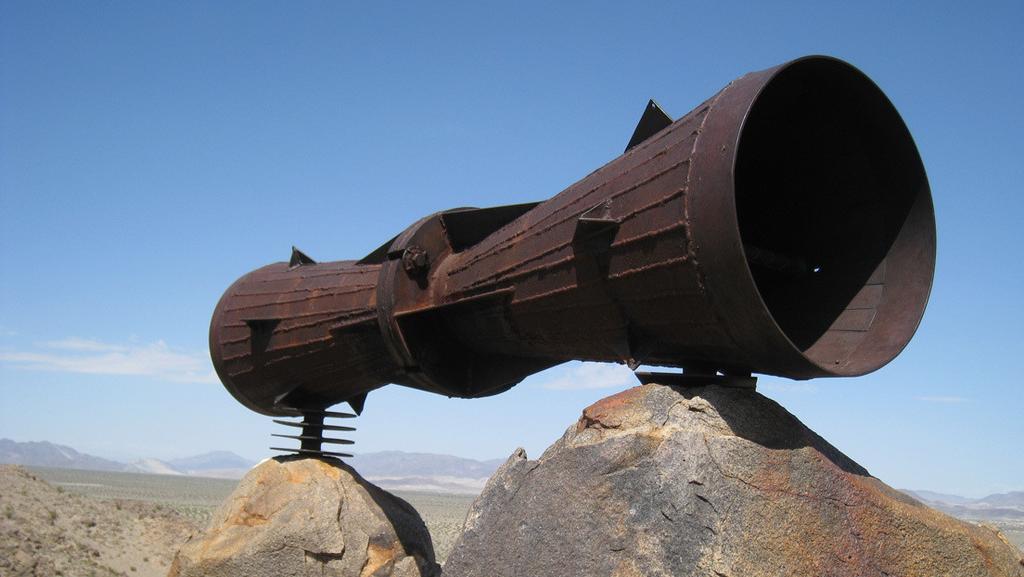 Descubren un megáfono gigante metálico en el desierto de Mojave