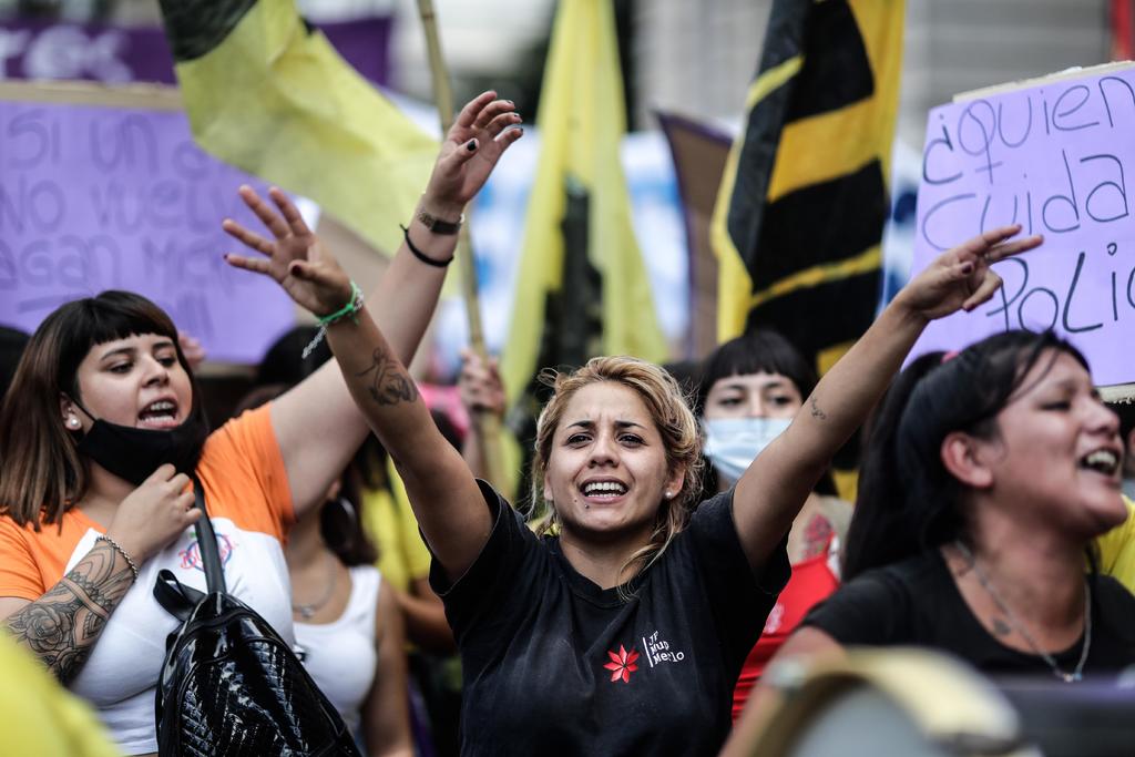 Miles se manifiestan para demandar justicia tras feminicidio de Úrsula Bahillo en Argentina