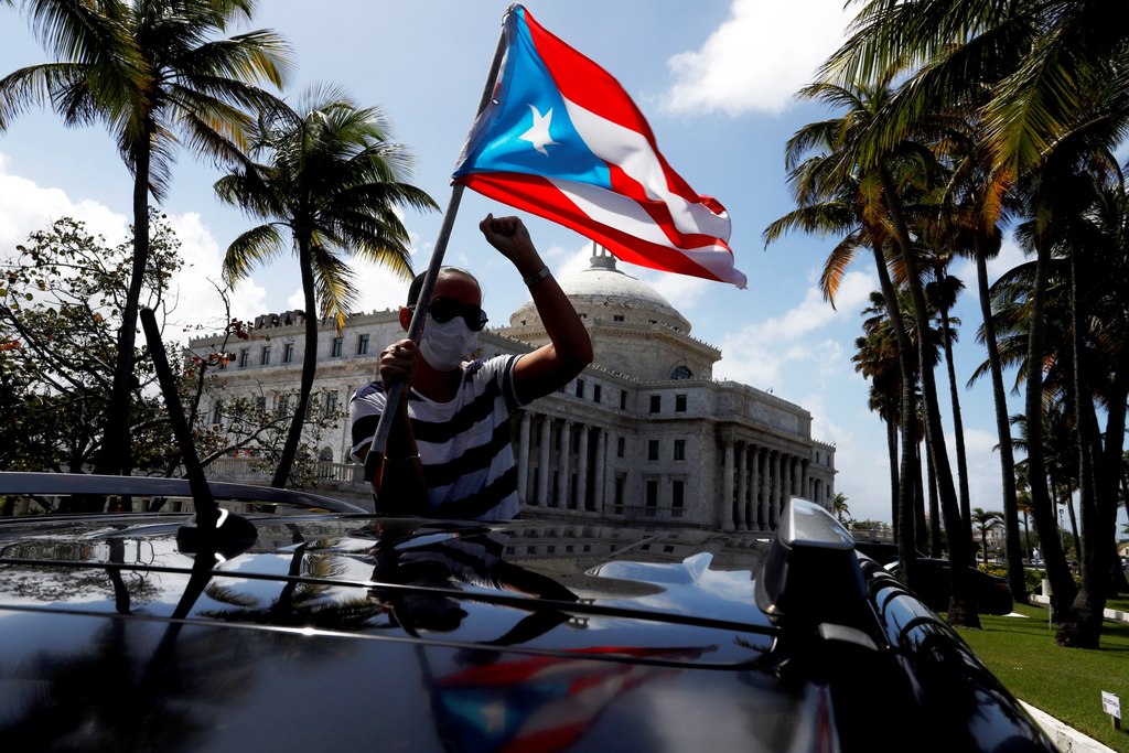Ordena Puerto Rico abrir escuelas en marzo