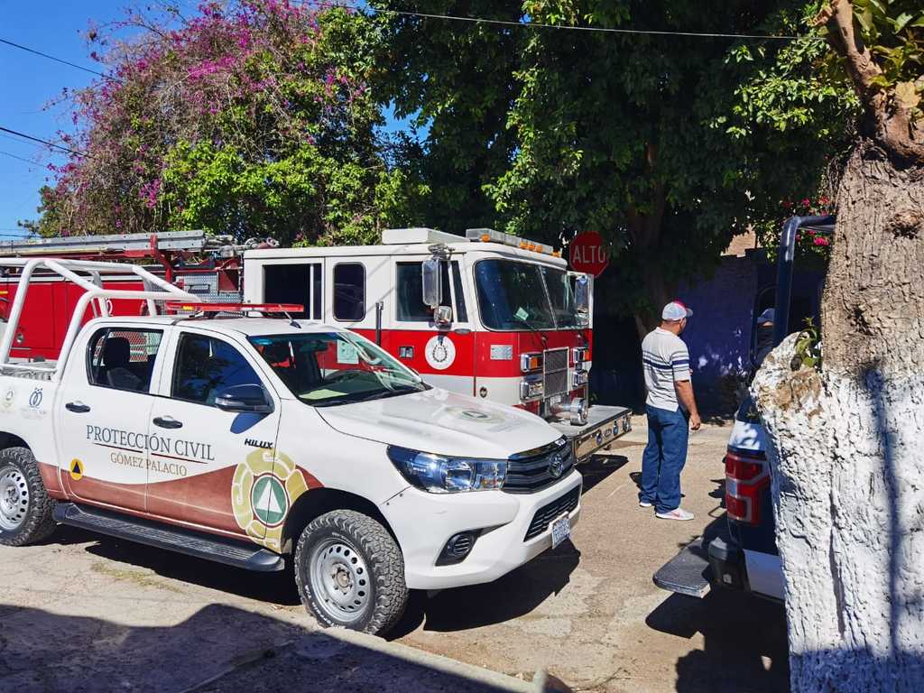 Rescatan a mujer de casa en llamas en Gómez Palacio