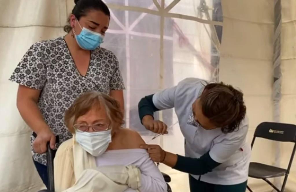 Vacunan a abuelita de 103 años en CDMX