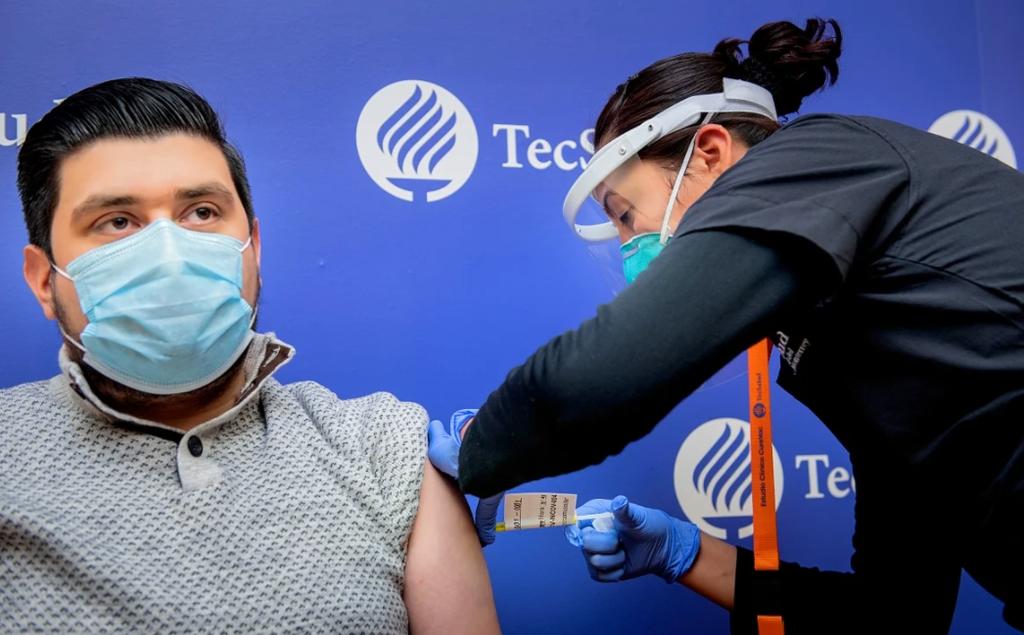 Aplican a primer voluntario mexicano vacuna alemana antiCOVID