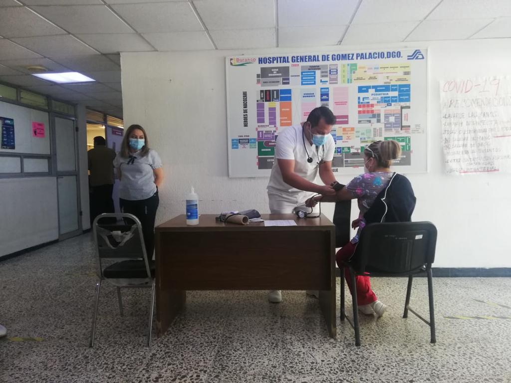Inicia aplicación de segunda dosis contra el COVID en personal de salud de Gómez Palacio