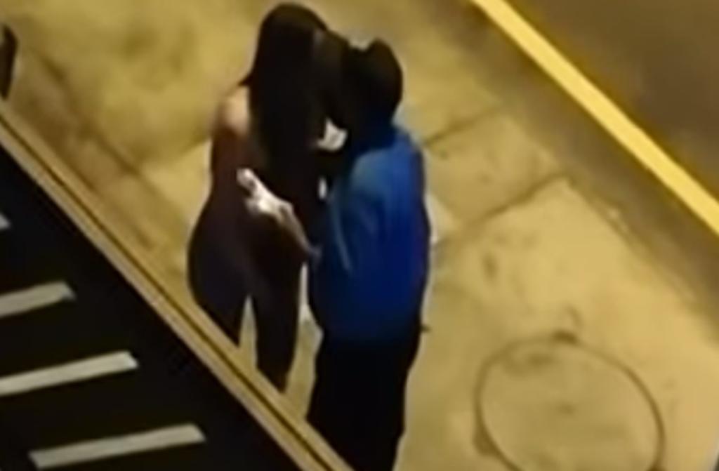 Suspenden a policía por besar a mujer en vez de multarla