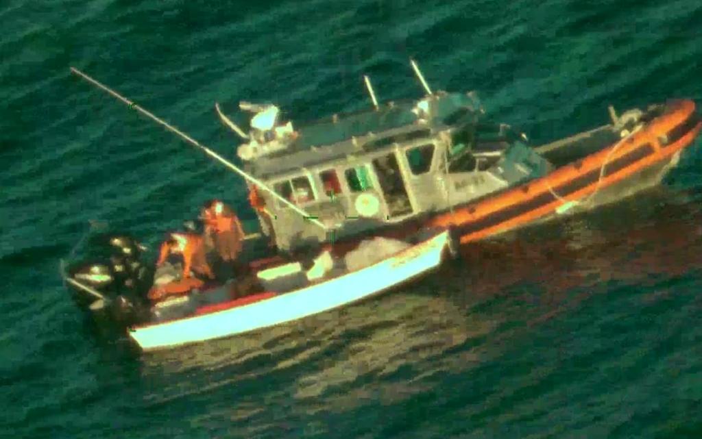 Marina rescata a 4 pescadores varados en inmediaciones de Isla Cerral