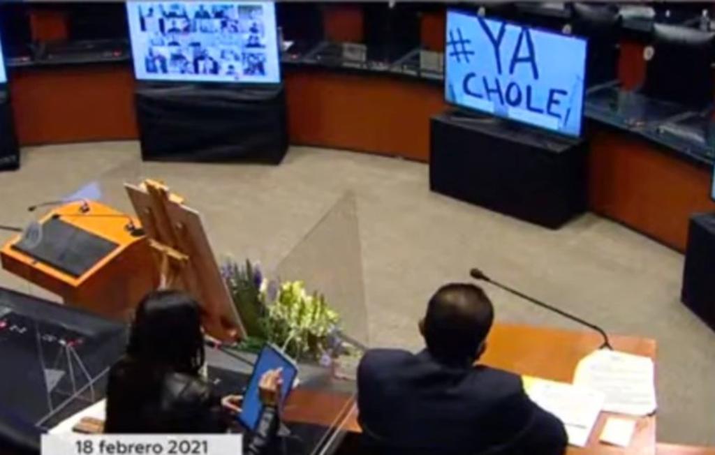 Exhiben cartel con el '#YaChole' de AMLO en sesión virtual del Senado