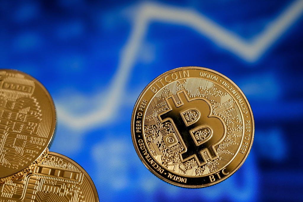 Alcanza bitcoin nuevo máximo histórico; se acerca a los 52,900 dólares