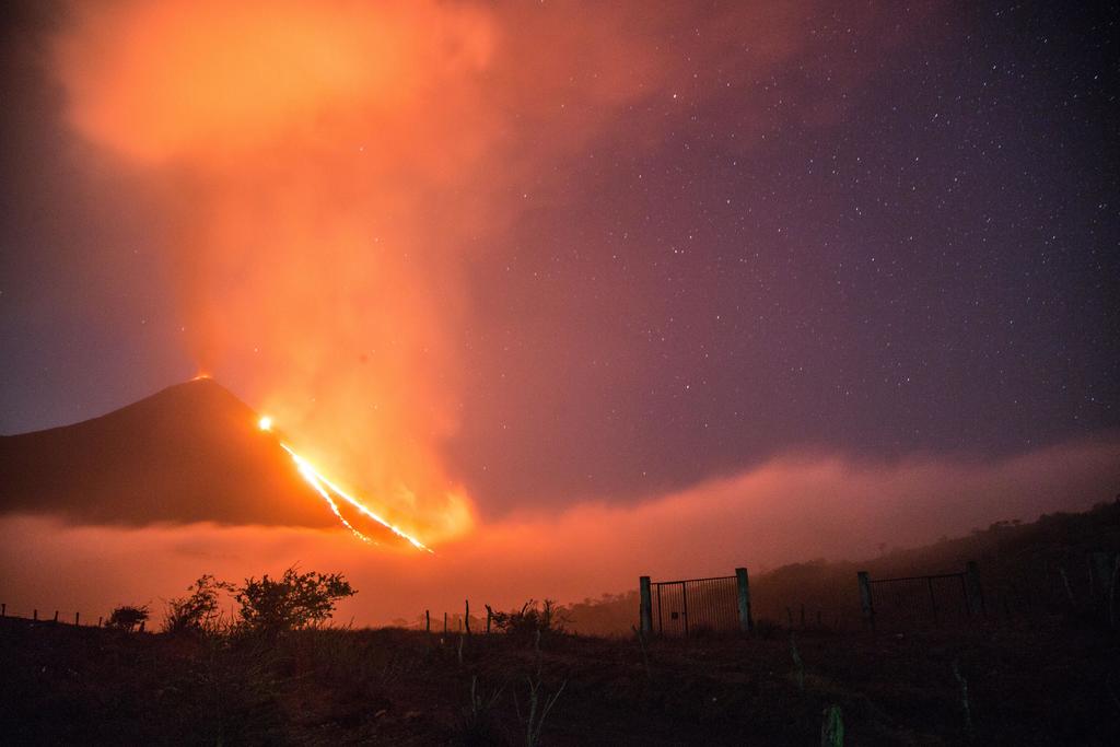 Lanza ceniza volcán Pacaya de Guatemala y se dispersa 8 kilómetros al sur