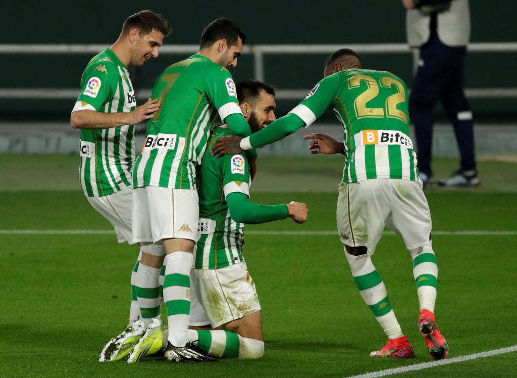 Borja Iglesias da victoria al Betis con un penalti en el tramo final