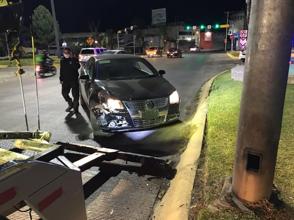 Vehículo impacta a semáforo del monumento a Guadalupe Victoria