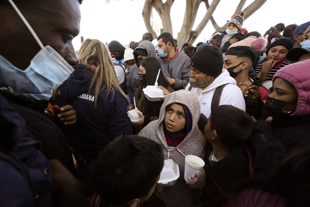 Recibe Estados Unidos a migrantes varados en México