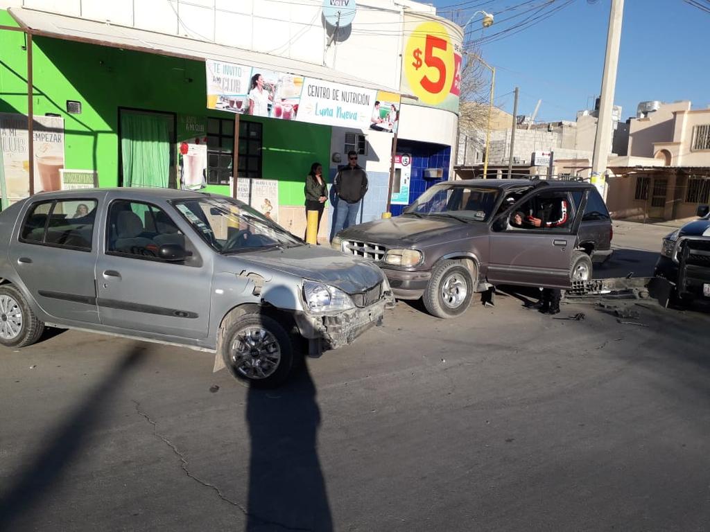 Conductora se impacta con auto estacionado y lesiona a peatón en Torreón