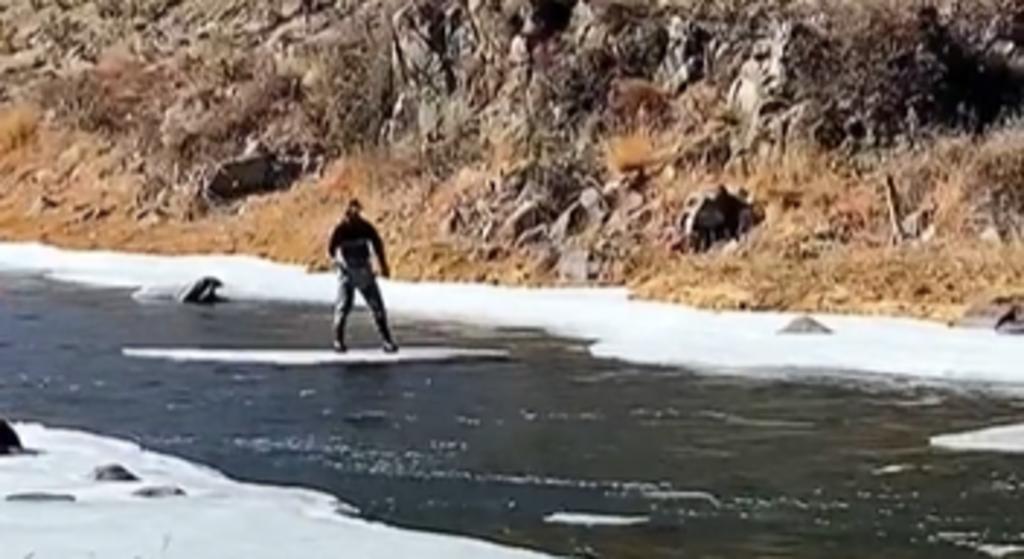 Captan a un hombre pescando sobre hielo flotante y se vuelve viral