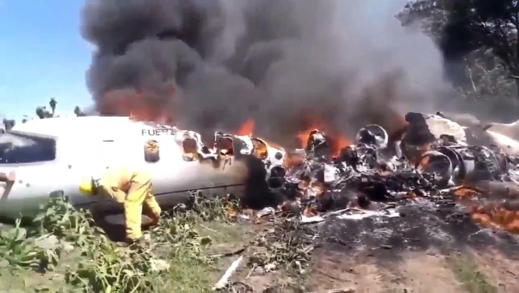 Mueren al menos siete tras desplomarse aeronave de la Fuerza Aérea en Veracruz