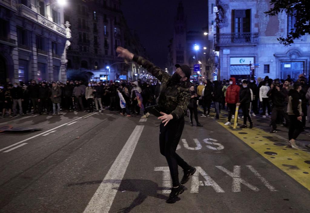 Protestas por Pablo Hasél en España deja una treintena de detenidos