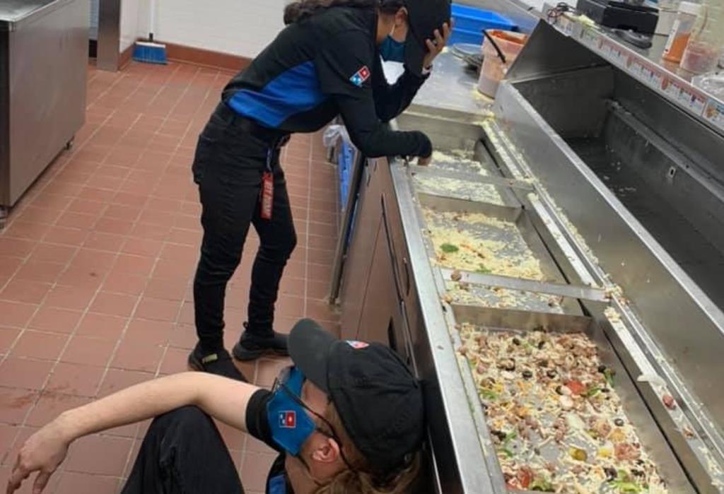 Fotografía de trabajadores exhaustos de pizzería en Texas se vuelve viral