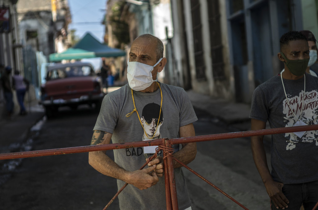 Cuba cierra calles y produce sus vacunas