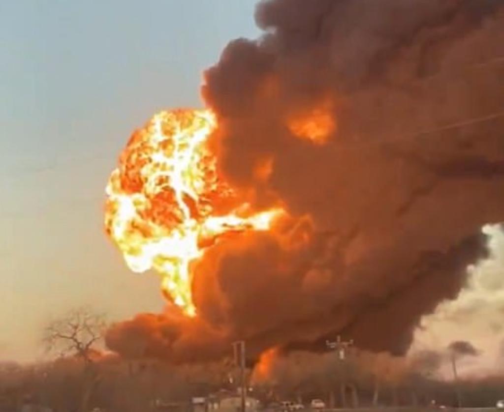 Graban enorme explosión luego de choque entre un tráiler y un tren