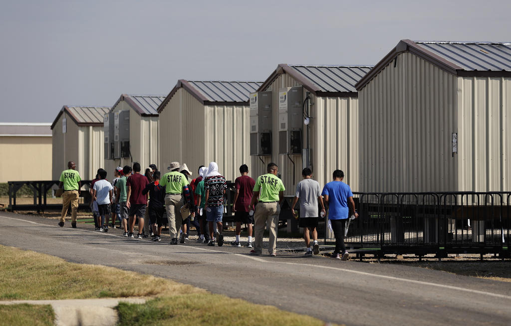Gobierno de Biden reabre instalación en Texas para menores inmigrantes