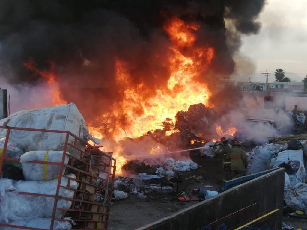 Recicladora se incendia en Gómez Palacio