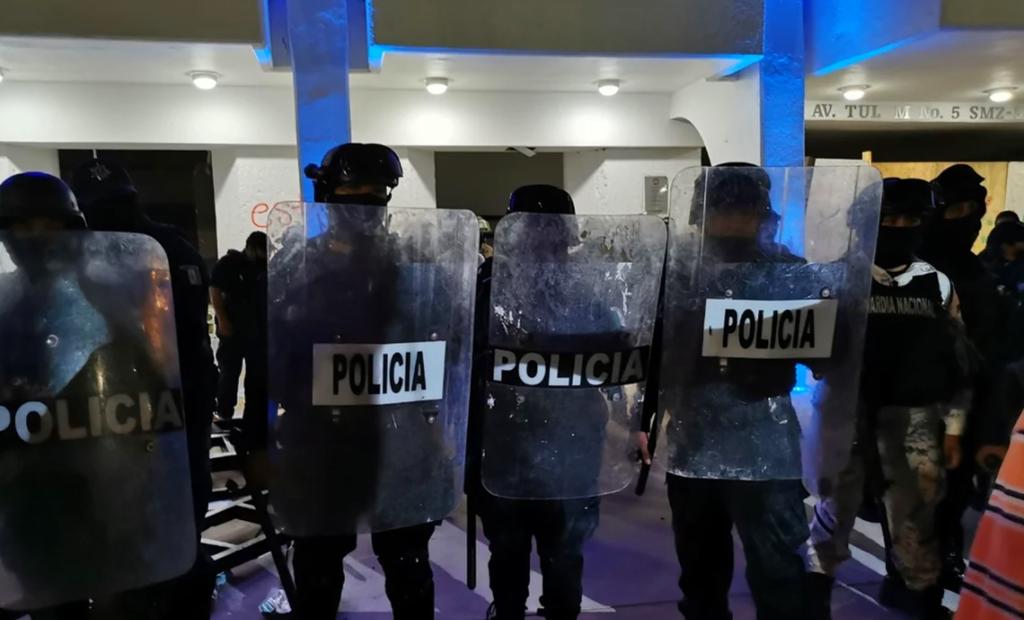 Dictan medidas cautelares a 11 involucrados en represión armada de Cancún