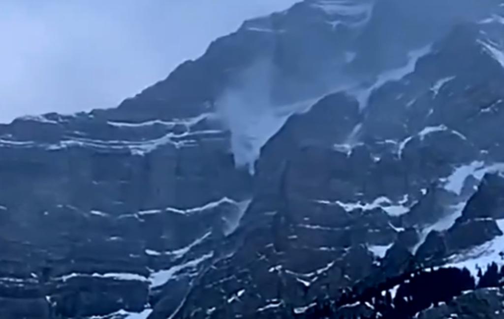 Vendavales provocan que avalancha 'retroceda' mientras cae de una montaña