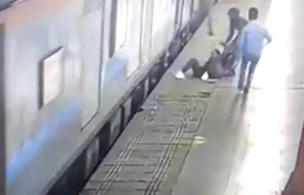 Mujer salva a una persona que intentó abordar un tren en movimiento y por poco cae a las vías