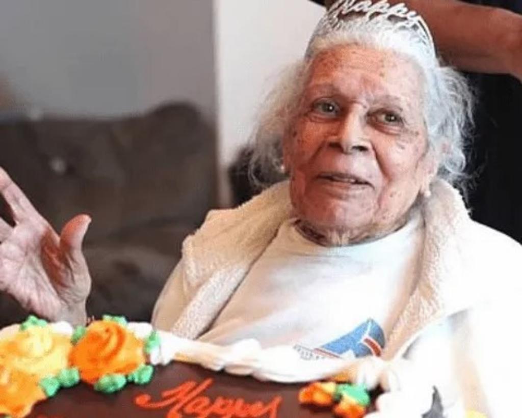 Abuelita de 105 años agradece al ginebra por 'curarla' del COVID