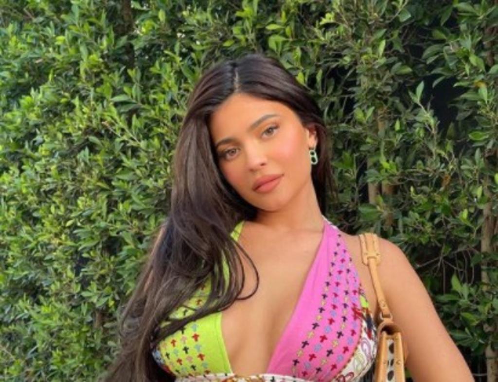 Kylie Jenner presume pronunciado escote en colores fosforescentes