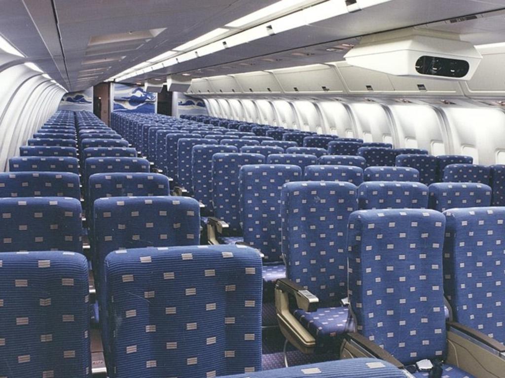 Azafata cuenta cómo dejaron por error a un pasajero dormido en un avión vacío