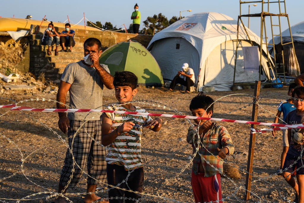 Anuncia Grecia el cierre del campo de refugiados de Lesbos