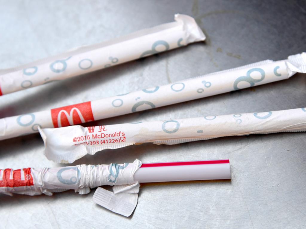 Popotes de plástico de cadena de comida rápida se venden en 147 mil pesos
