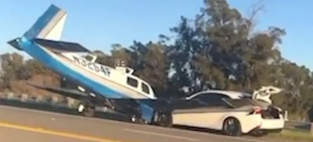 Avioneta se ve obligada a aterrizar sobre una autopista y se estrella con un auto en el proceso