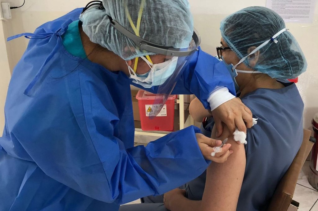 Un centenar de funcionarios vacunados en Perú