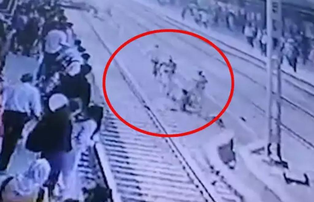 Policías salvan a un hombre que intentó suicidarse al acostarse en las vías del tren