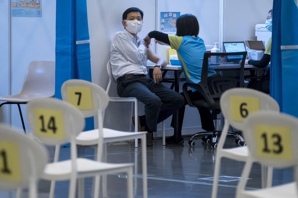 Investigan muerte de hombre vacunado por COVID-19 en Hong Kong