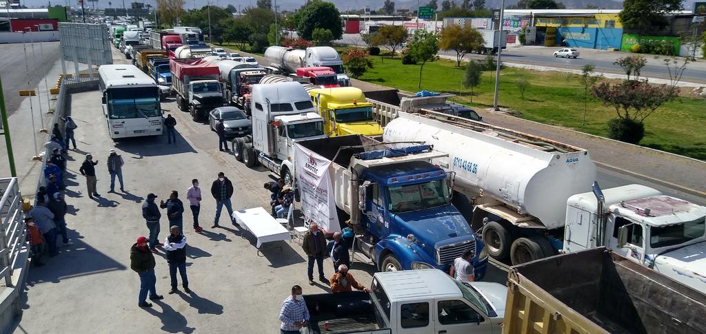 Protestan transportistas en Gómez Palacio; dicen ser víctimas de abusos de Tránsito